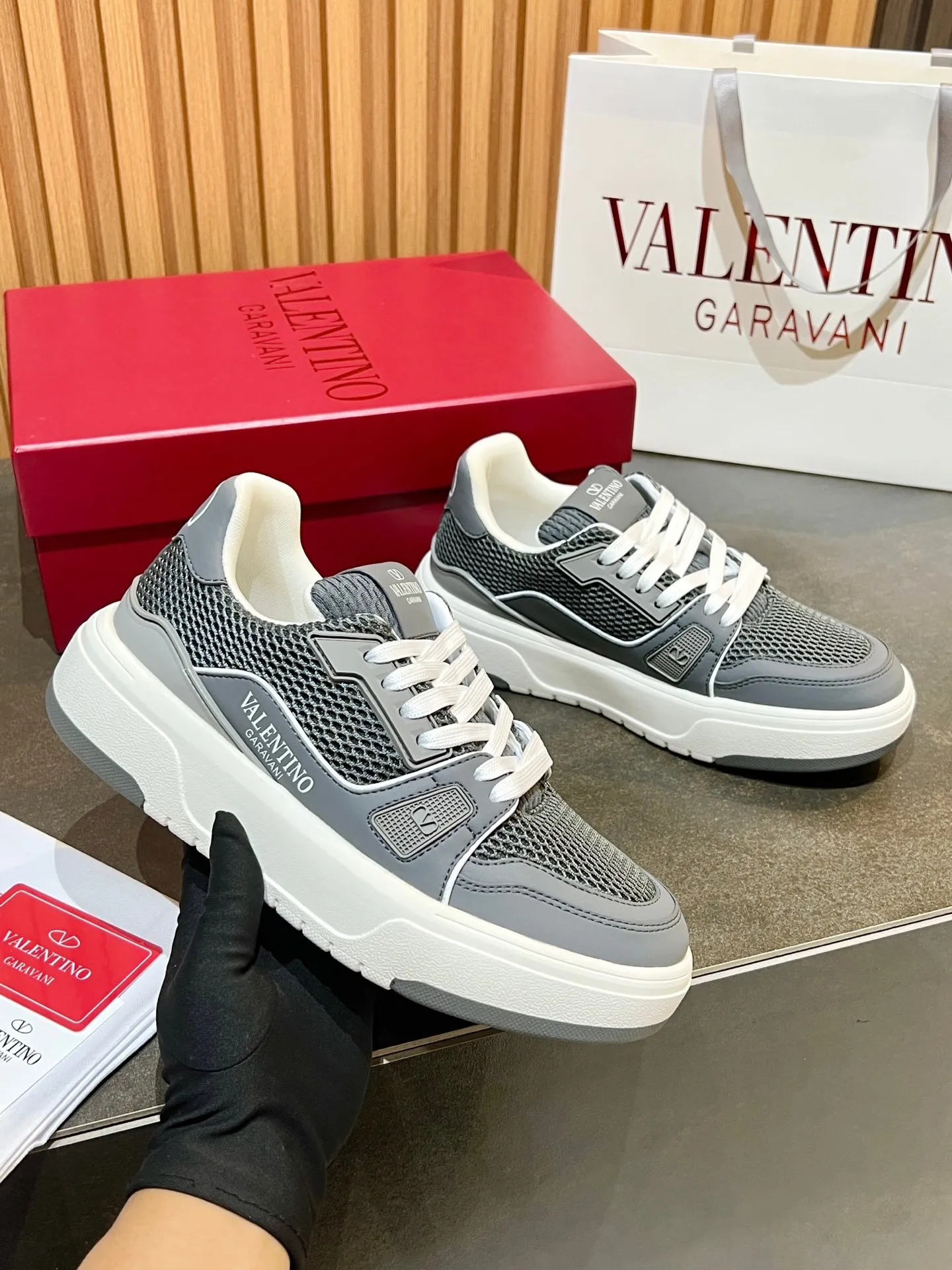 Men's men's shoes 💰640 VLNT Valentino 𝑶𝒏𝒆𝑺𝒕𝒖𝒅 Couple's sneakers series Valentino 2025 latest couple's sneakers, same style for celebrities, hot sale. Original ZP purchase and dismantling. Repeated pattern making and modification. Trying to restore 1:1 original version! Top luxury masterpiece, soft and comfortable, breathable and light, combines fashion and leisure, brings excellent and elegant texture and excellent on-foot comfort. Top purchasing version upper: imported high-end breathable mesh/original oil edge craftsmanship. Inner: imported mesh. Outsole: original development 𝐓𝐏𝐔 two-color combination outsole. Packaging: original configuration complete package. Code number: 35/44 (customized 45 46). Can be customized (self-labeled - no label) order.